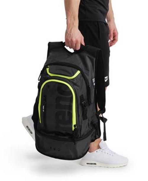https://web.metroswimshop.com/images/005295_823.jpg